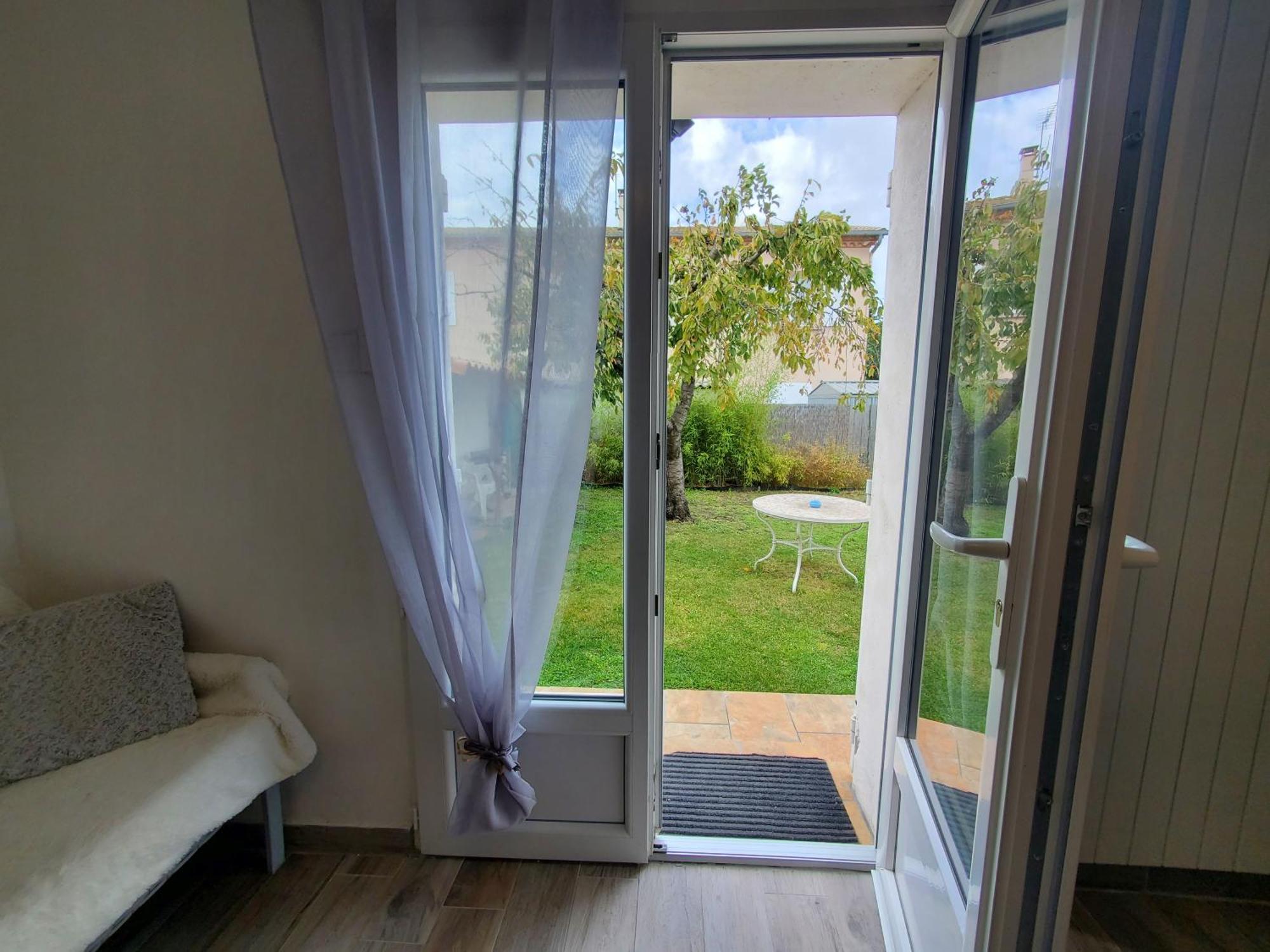 Appart 28m2 avec jardin et parking privés, chambre séparée Milhaud Habitación foto